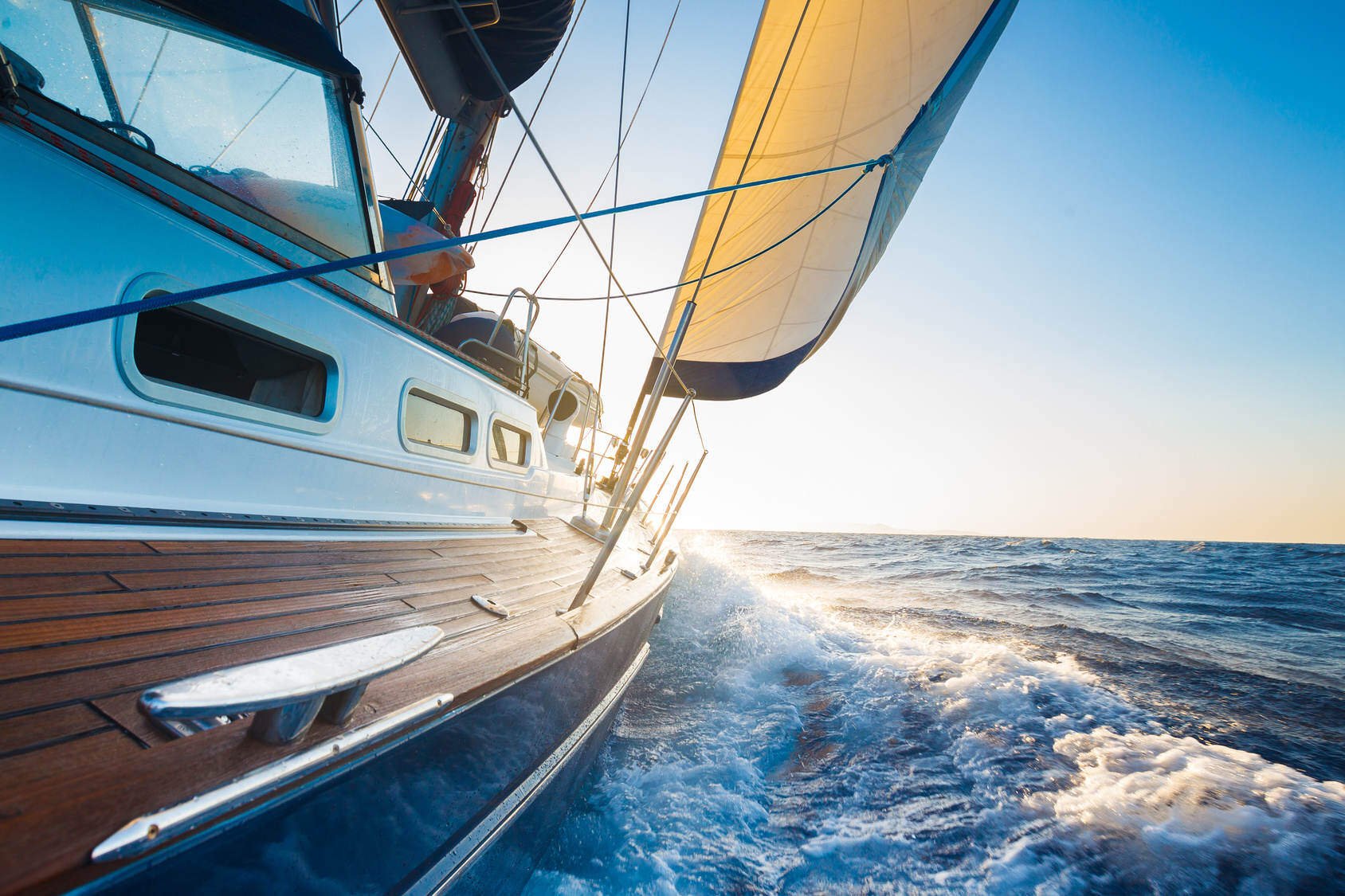 Ein Segelschiff hart am Wind im Meer